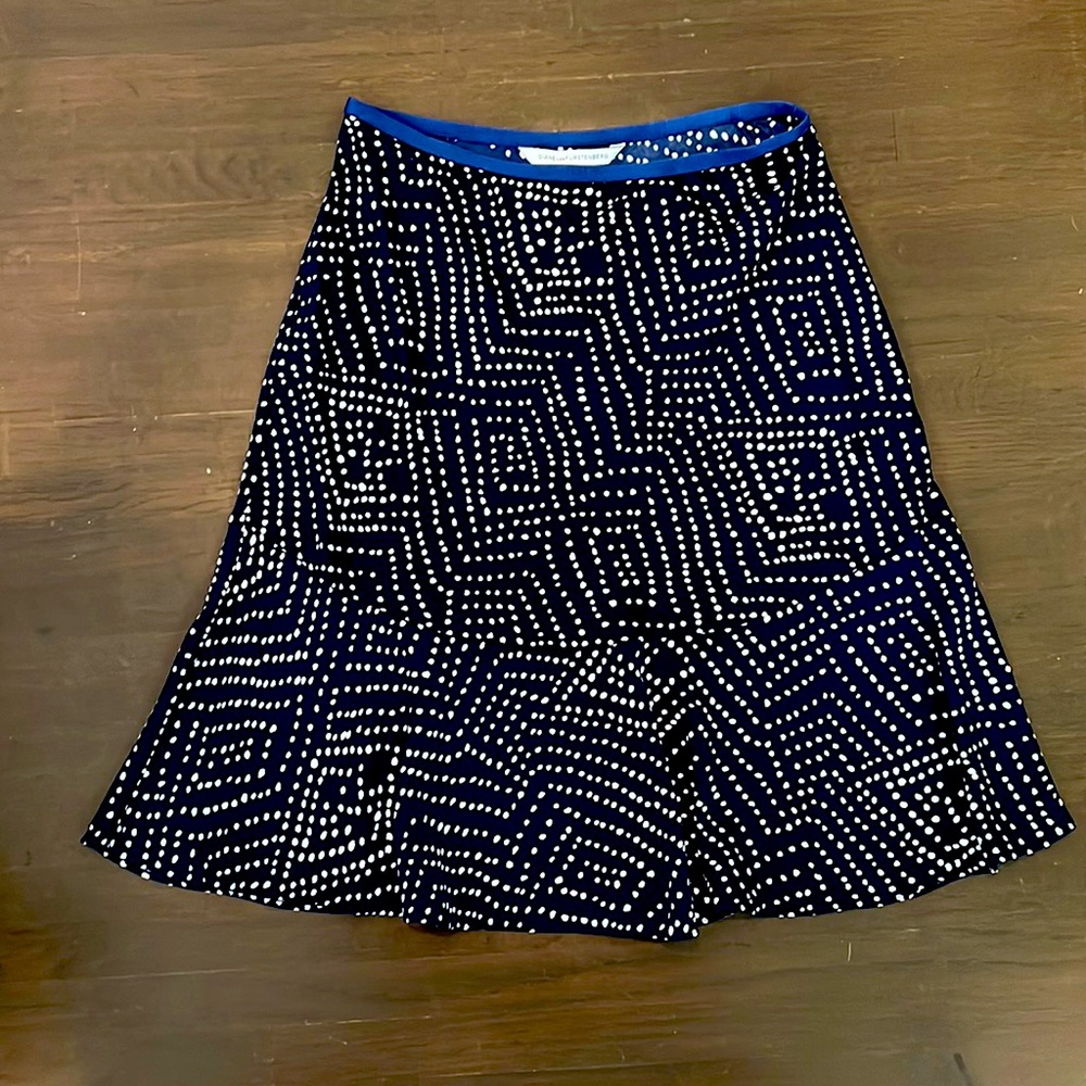 Diane Von Furstenberg silk skirt. Size 4. Navy and white. Classy and chic!